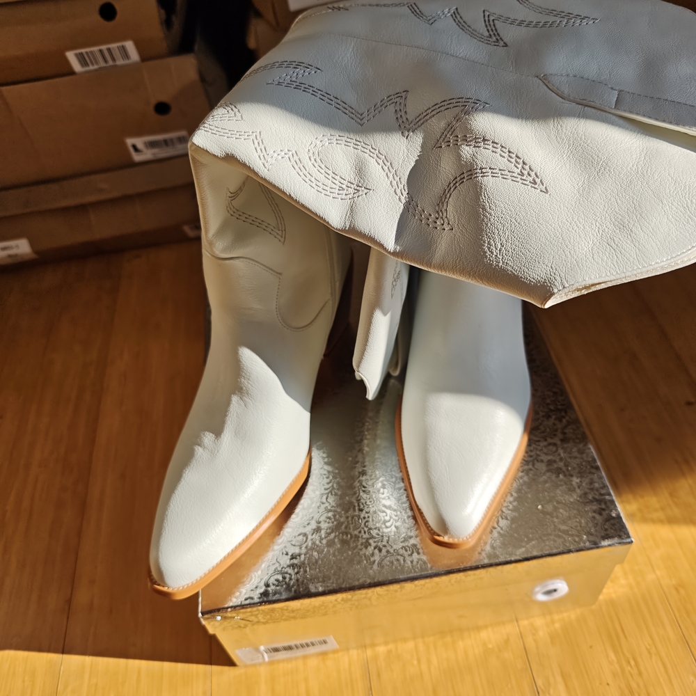 Women's White Heeled Western Boots - Picture 2 of 4